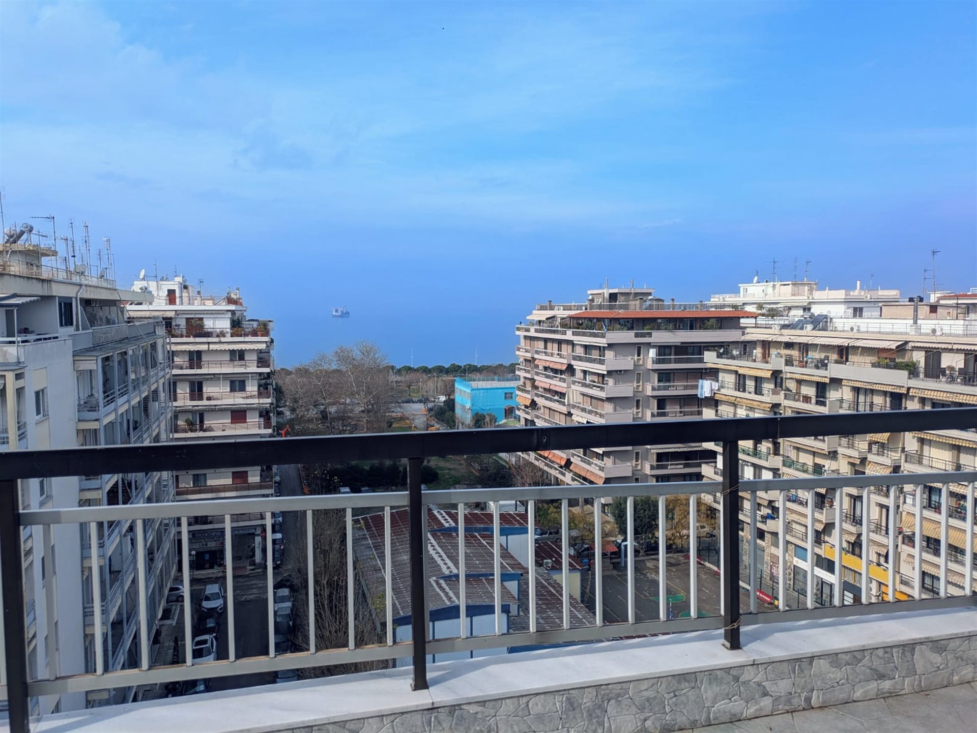 Modernes Apartment mit Meerblick