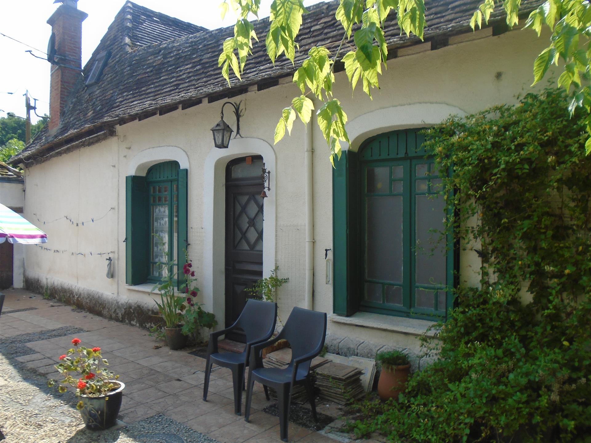 Casa y 2 casas rurales en las afueras del pueblo