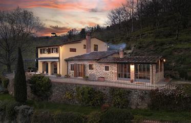 Erstaunliches toskanisches Bauernhaus mit Blick auf die Hügel