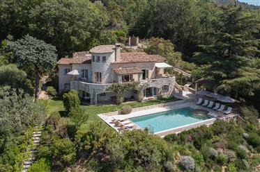 Villa à couper le souffle dans le sud de la France, avec une vue imprenable