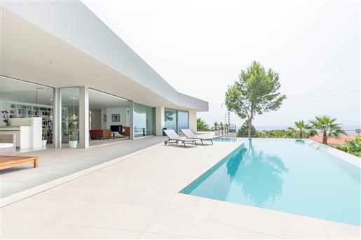 Villa moderna con vistas al mar en venta en Altea
