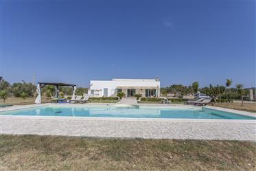Villa avec jardin de 1,3 ha, piscine 3 chambres