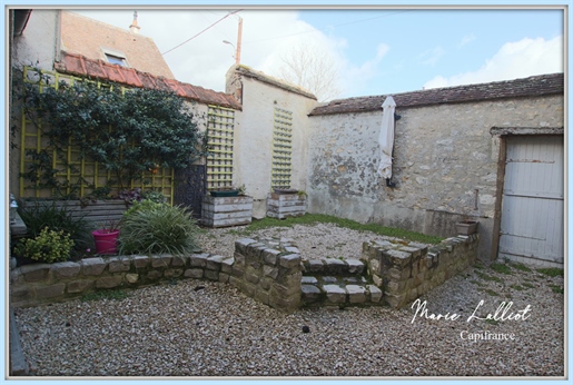 Dpt Loiret (45), for sale in the heart of Puiseaux, 191m², 5 bedrooms, courtyard, stones, beams, to