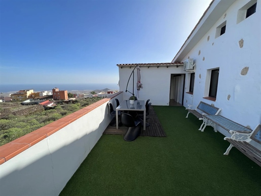Se vende, villa de 264m2 con vistas al mar y montaña en San Miguel de Abona, con una parcela de 1200