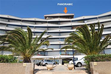 Sælger panoramisk lejlighed med havudsigt nær grænsen til Spanien