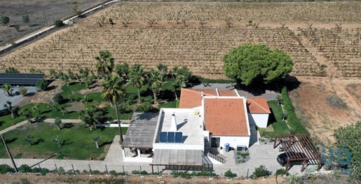 Home / Villa with 4 Rooms in Faro with 315,00 m²