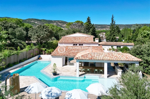 Stunning 5-bedroom villa within walking distance to the villag