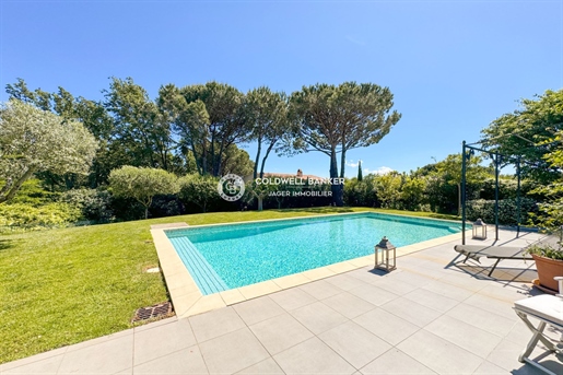 Villa in a secure domain, surrounded by umbrella pines 5 minut
