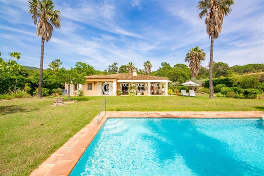 In Grimaud gelijkvloerse villa in een beveiligd domein met pl