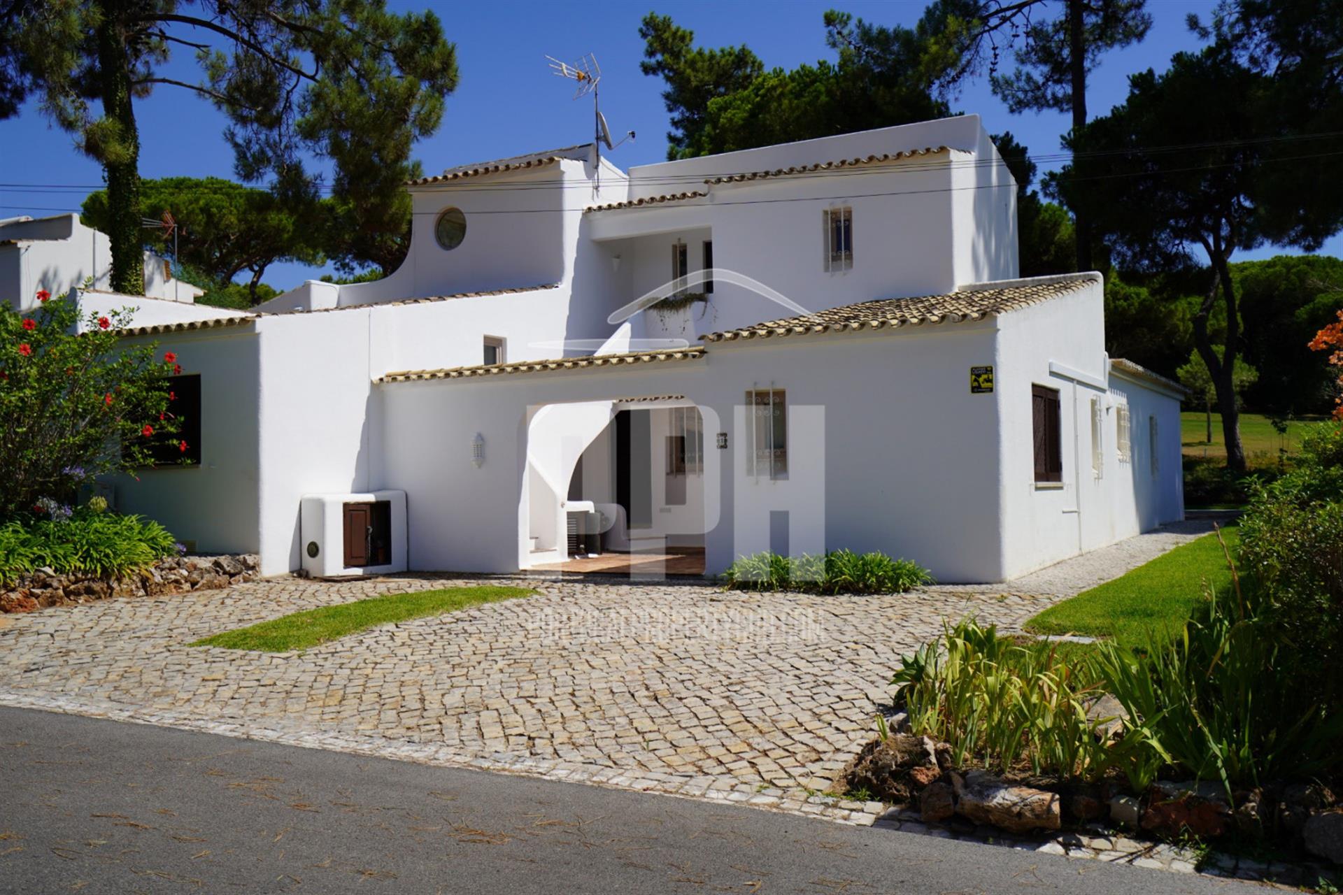 Vilamoura Villa met 3 slaapkamers en uitzicht op de golfbaan Pph1165