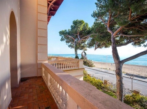 Spektakuläres modernistisches Anwesen direkt am Meer in Caldes d'Estrac