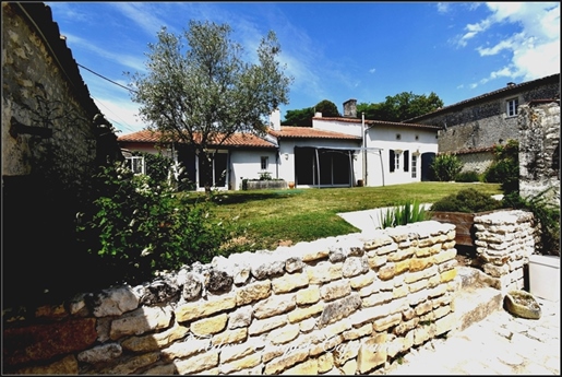 Dpt Charente Maritime (17), te koop Perignac huis 220m² 3 slaapkamers en vrijstaande garage 60m²