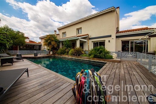 Detached townhouse with garden and pool, in a quiet location at only a few minutes from the old town