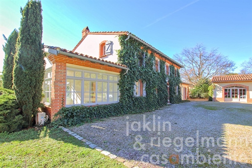 House on the edge of a small village with high-quality facilities, full of character and only 35 km