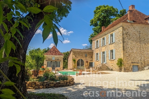Dordogne - elegant Manoir met 5 slaapkamers, garage en zwembad