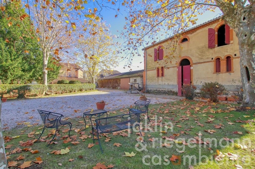 Perfectly renovated manor house, plus 4 flats, outbuildings and pool 30 minutes from Toulouse