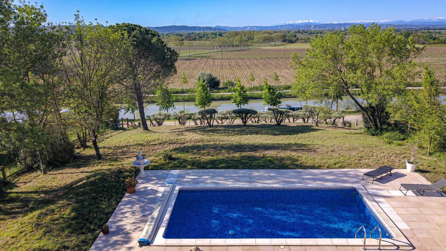Facing the Canal du Midi: contemporary house with swimming pool, building garden and panoramic view