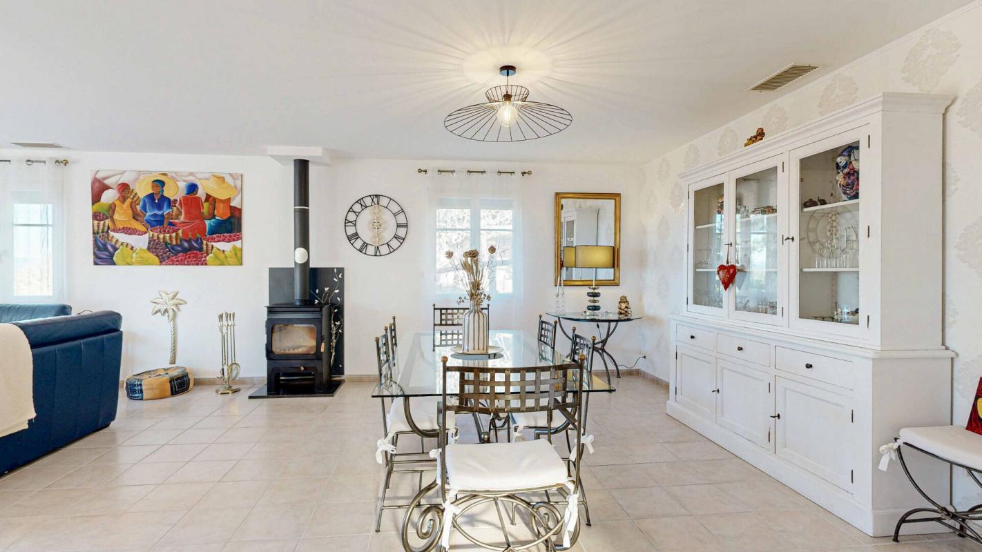 Facing the Canal du Midi: contemporary house with swimming pool, building garden and panoramic view