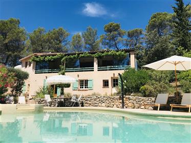 Spacious villa 'Les Bosquets' (B&B) with pool and beautiful views