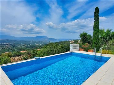 Voll möblierte Villa mit 3 Schlafzimmern und beheiztem Pool, atemberaubendem Meer- und Panoramablic