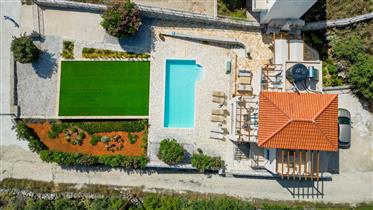Maison bien conçue de trois chambres avec piscine privée et vue imprenable sur la mer à K