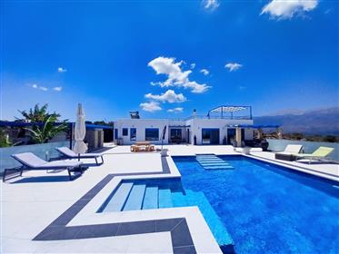 Amazing single level villa with stunning views & pool - wheelchair friendly!