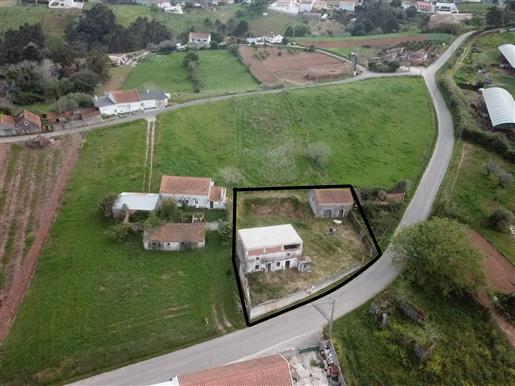 House T4 with 179m2 inserted in a plot of 787m2, for rehabilitation with a project in the approval p