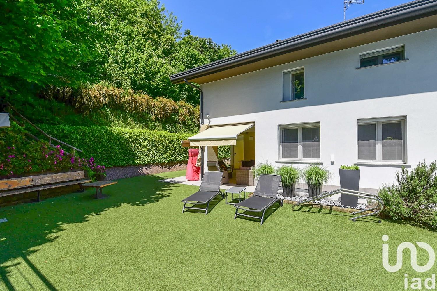 Sale Detached house / Villa 426 m² - 4 bedrooms - Mariano Comense