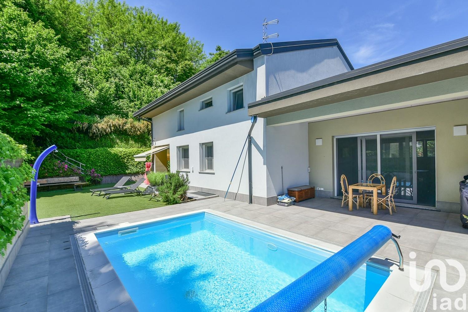 Sale Detached house / Villa 426 m² - 4 bedrooms - Mariano Comense