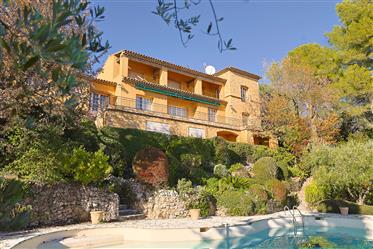 Bastide  Provençale  de 430 m2 sur une parcelle de terrain de 7098m2  avec vues exceptionnelles