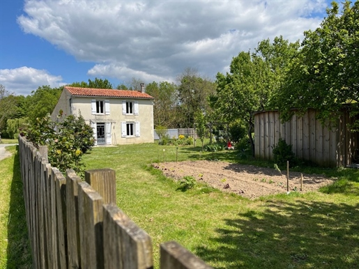 Charentaise house with garden and outbuildings, 3 bedrooms