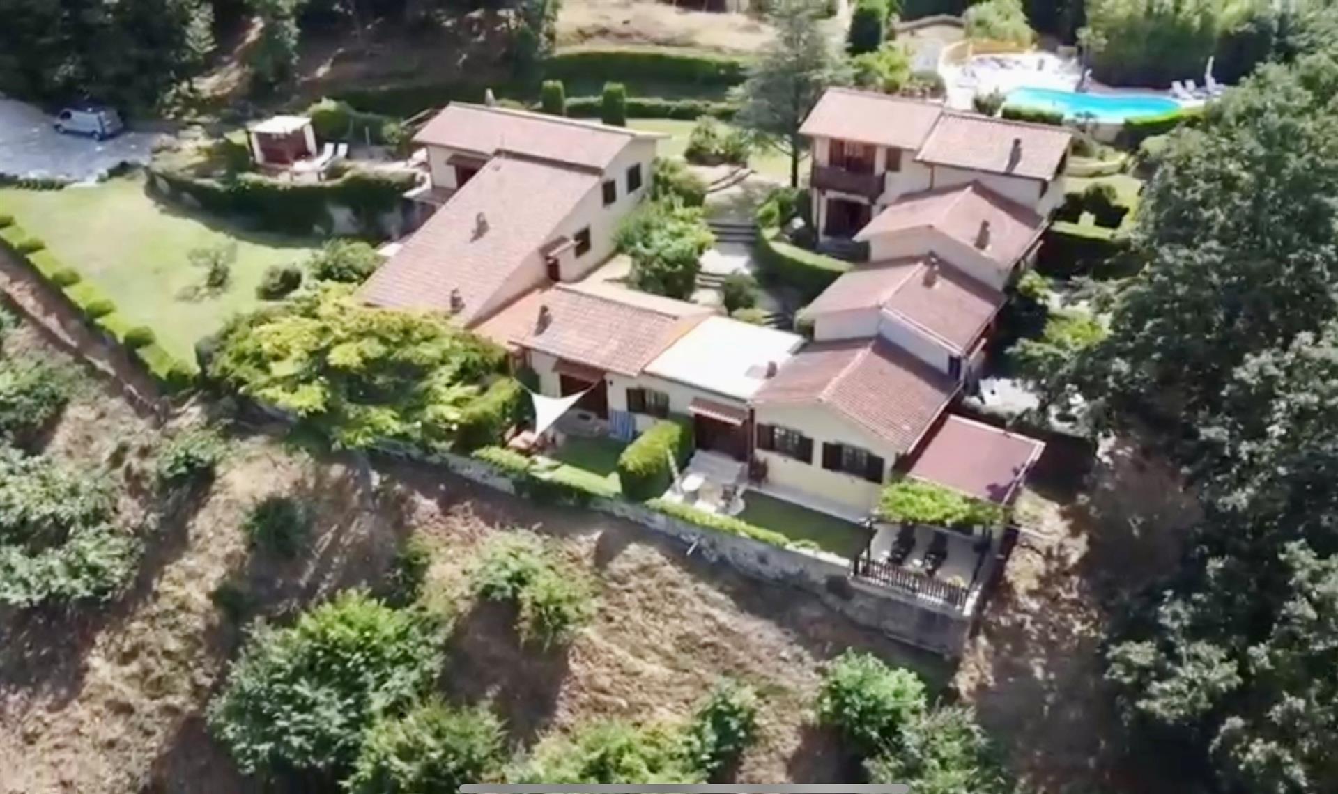 Complejo residencial Villa La Paiola con piscina, spa y vista al lago, Viterbo, Lazio.