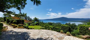 Villa La Paiola boligkompleks med svømmebasseng, spa og utsikt over innsjøen, Viterbo, Lazio.