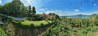 Villa La Paiola boligkompleks med svømmebasseng, spa og utsikt over innsjøen, Viterbo, Lazio.