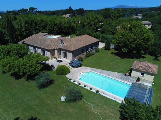 Villa T5 on one level of approximately 220 m2 on a wooded park of 3500 m2