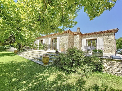 Villa T5 on one level of approximately 220 m2 on a wooded park of 3500 m2