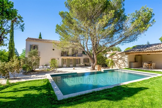 Farmhouse with heated swimming pool in Fontvieille for sale