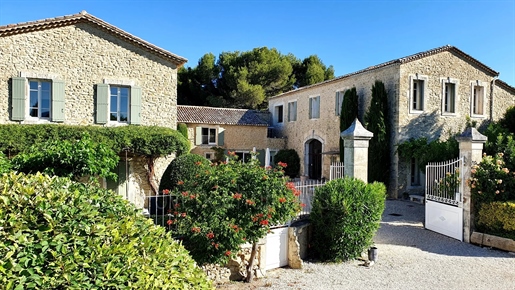 Exceptional property with swimming-pool, spa, fitness room near Isle-sur-la-Sorgue