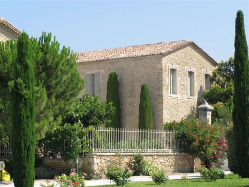Exceptional property with swimming-pool, spa, fitness room near Isle-sur-la-Sorgue
