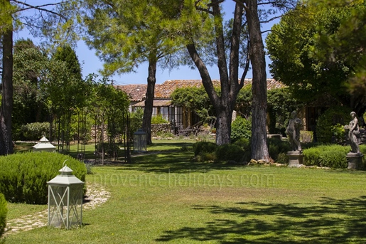 House for sale with heated swimming pool near Isle-sur-la-Sorgue