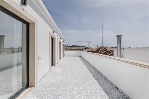 Gerenoveerde villa met 9 slaapkamers in de historische wijk van Faro