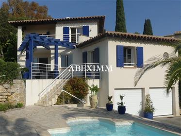 Contemporary house of 180 m², beautiful sea view, 5 minutes walk from the village center.