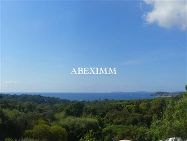 Contemporary house of 180 m², beautiful sea view, 5 minutes walk from the village center.