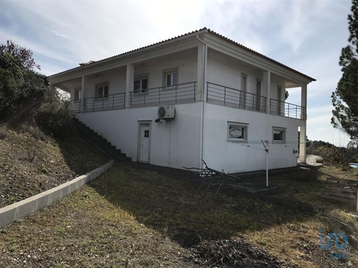 Village house with 5 Rooms in Carregueiros with 706,00 m²