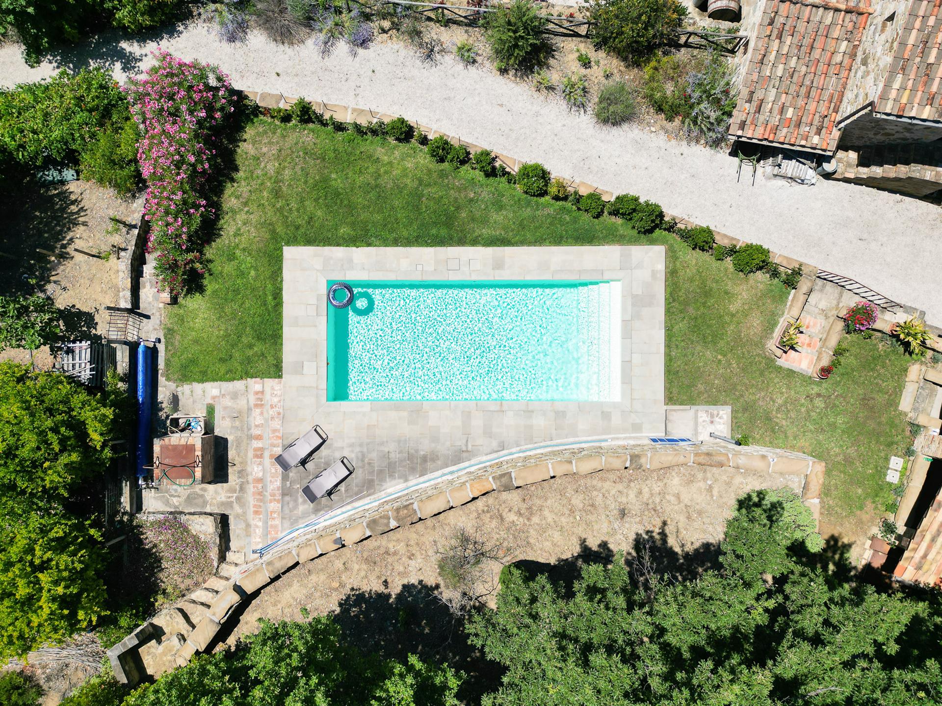 Casale in posizione panoramica con piscina