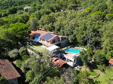 Villa with Pool and Breathtaking Lake Views near Tuoro sul Trasimeno