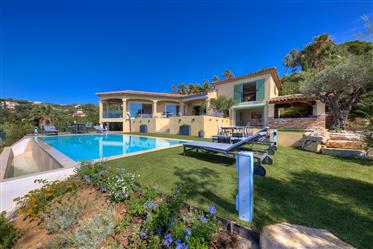 Luksusvilla med spektakulær utsikt over bukten St Tropez med evighetsbasseng
