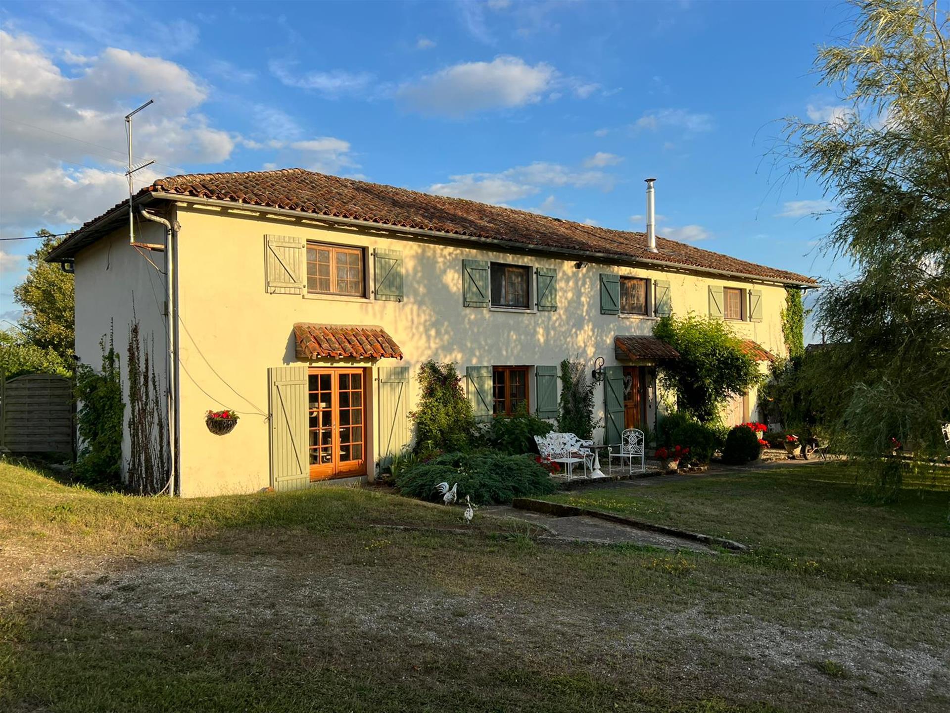 Bela casa de fazenda restaurada & Gite isolada em 14 hectares de terra orgânica