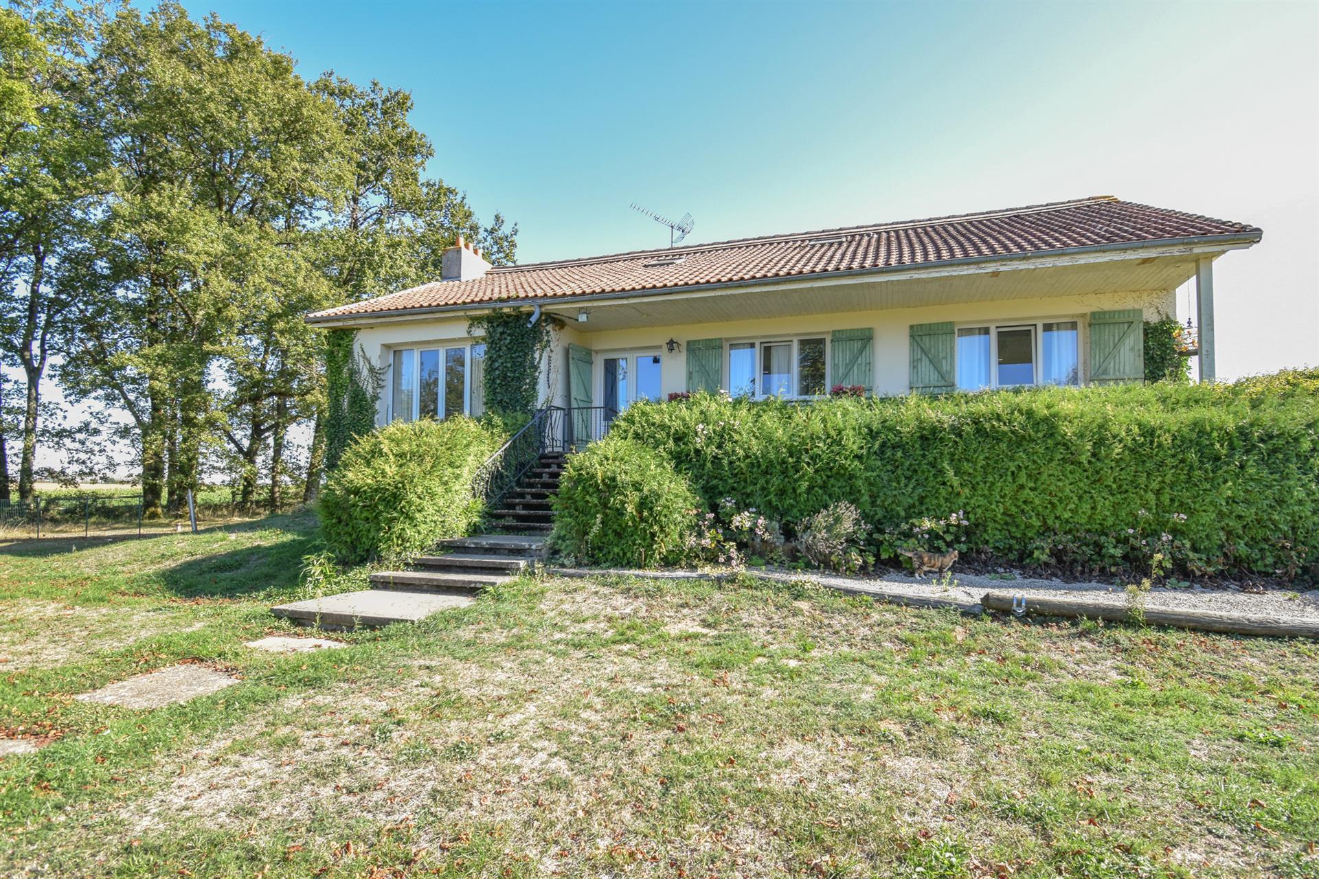 Bela casa de fazenda restaurada & Gite isolada em 14 hectares de terra orgânica