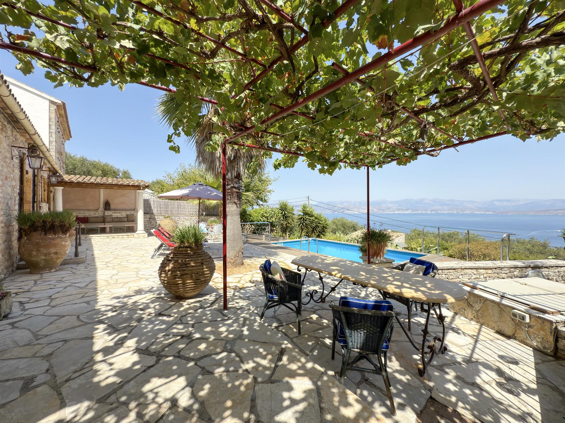 À vendre - Charmante villa en pierre avec vue sur la mer à Kassiopi, Corfou